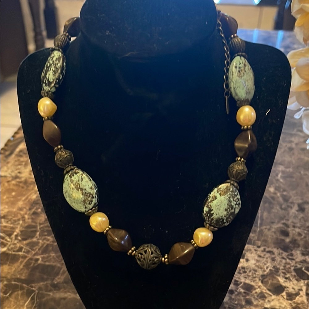 Elegant Beaded Necklace with Green and Gold Accents